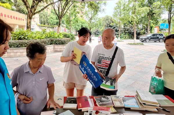 宜宾翠屏区西郊街道：社保卡“一卡通”宣传惠民暖人心_fororder_发放宣传手册-供图-西郊街道